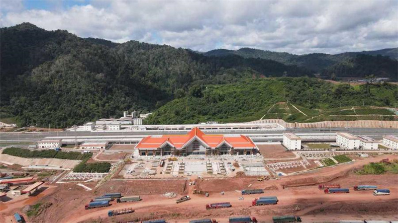 Fünfter Bahnhof der China-Laos-Zugstrecke fertiggestellt