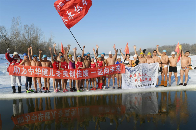 In Harbin stellen sich Schwimmer einer eisigen Herausforderung
