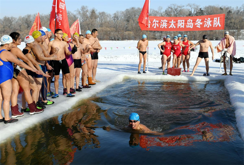 In Harbin stellen sich Schwimmer einer eisigen Herausforderung
