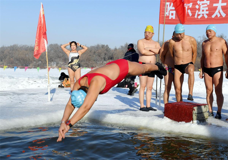 In Harbin stellen sich Schwimmer einer eisigen Herausforderung
