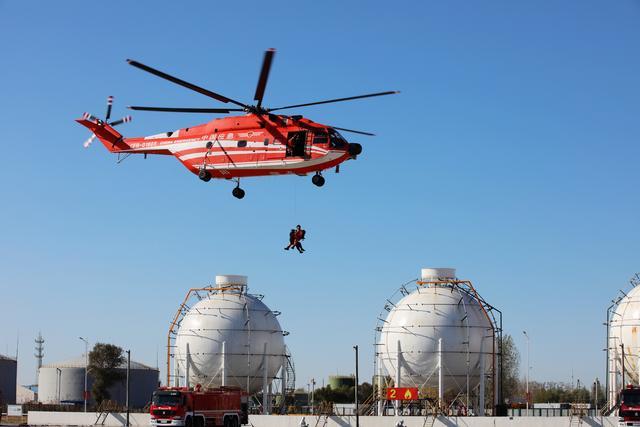 Hubschrauber mit medizinischer Kapsel einsatzbereit für Olympische Winterspiele