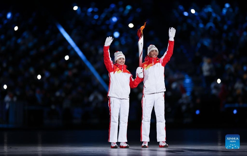 Uigurin entzündet das olympische Feuer