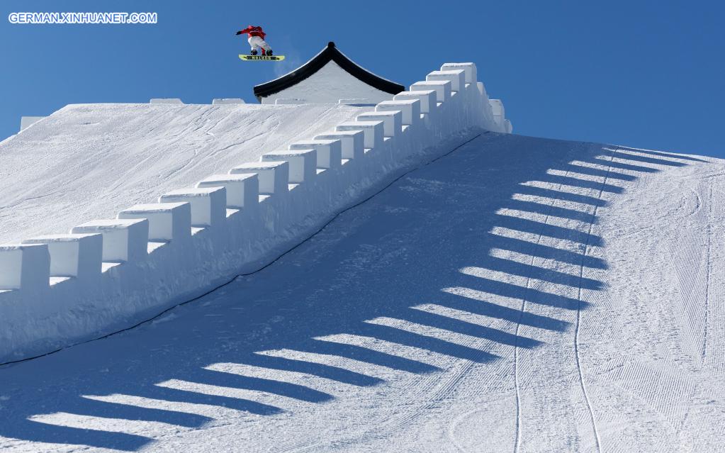 Athletinnen treten während des Finales im Snowboard-Slopestyle der Frauen an