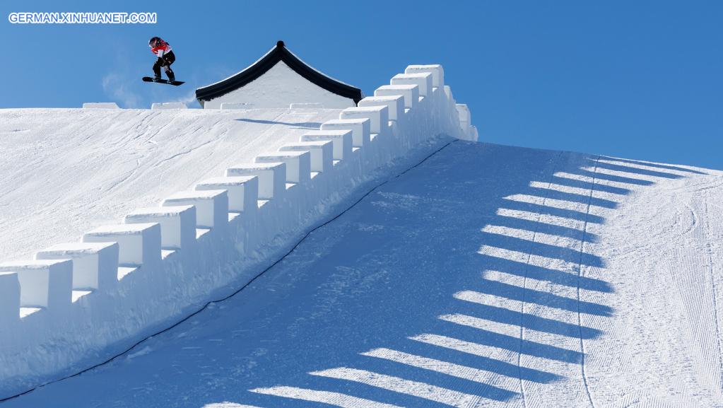 Athletinnen treten während des Finales im Snowboard-Slopestyle der Frauen an