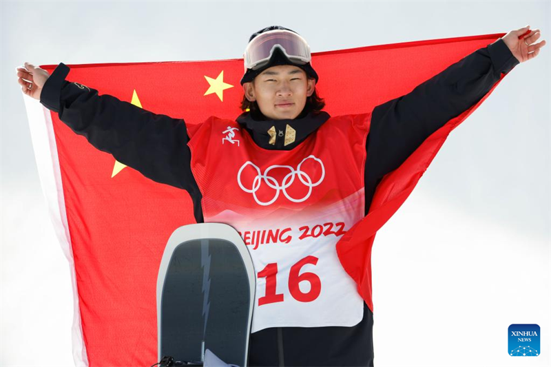 Chinas 17-jährigem Snowboarder gelingt Triple Cork 1800