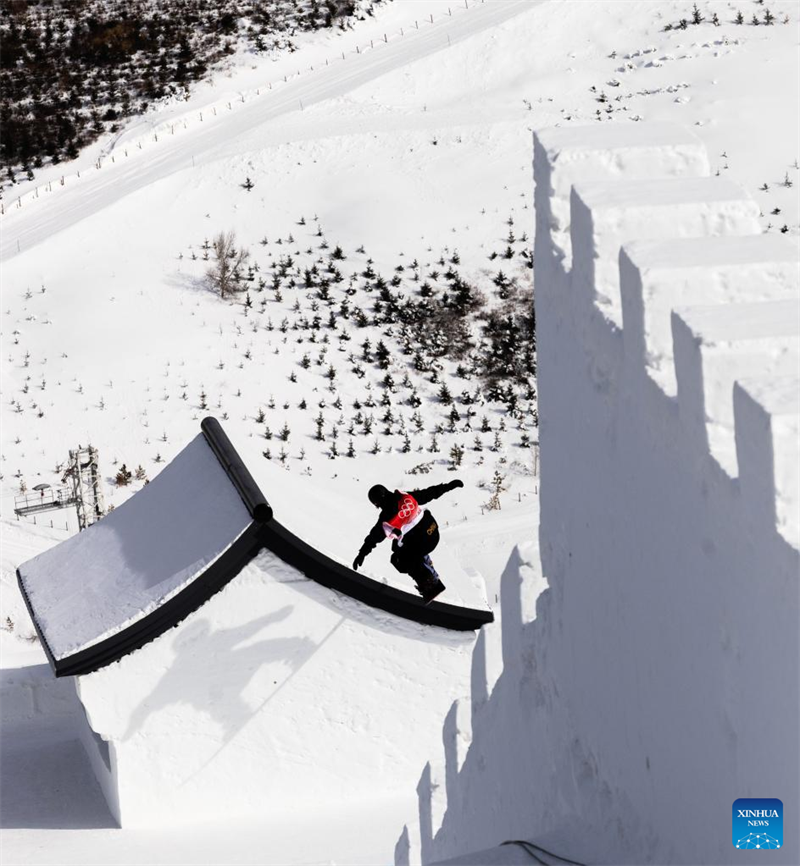 Chinas 17-jährigem Snowboarder gelingt Triple Cork 1800