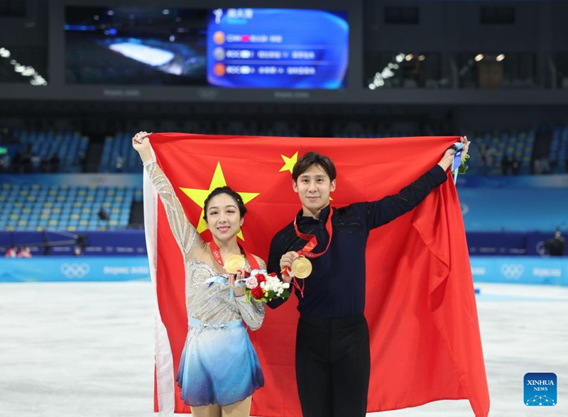 Chinas Eiskunstlaufpaar Sui und Han gewinnt Gold bei den Olympischen Winterspielen in Beijing