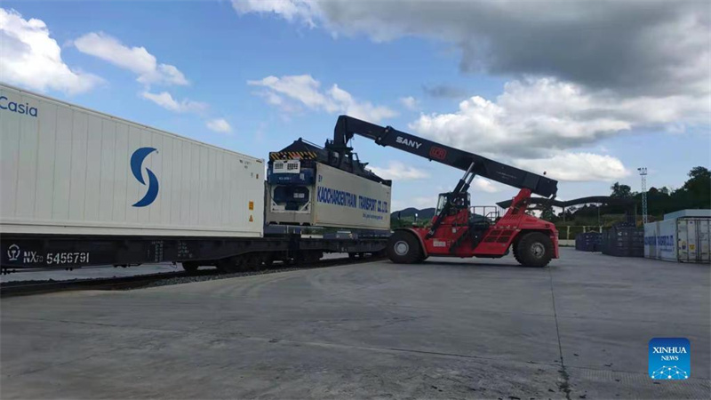 Erste Ladung mit Früchten aus Thailand mit der China-Laos-Bahn nach China geliefert