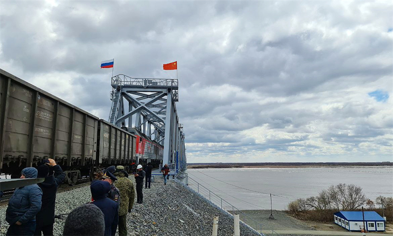 Russischer Abschnitt der ersten chinesisch-russischen Zugbrücke fertiggestellt