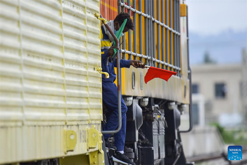 Äthiopien-Dschibuti Eisenbahn nimmt den Transport von Fahrzeugen auf