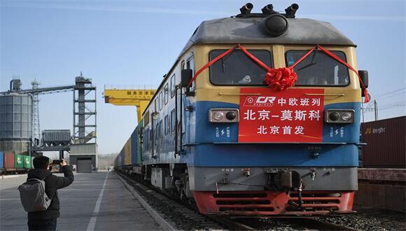 Beijing startet seinen ersten China-Europa-Güterzug nach Moskau                    Beijing schickt seinen ersten China-Europa-Güterzug auf die Reise nach Moskau. Der Zug transportiert 55 40-Fuß-Container mit Autoteilen, Kleidung, Haushaltsgeräten und Baumaterial. Der Güterzug wird über den Hafen von Manzhouli in der nordchinesischen Autonomen Region Innere Mongolei nach Russland einreisen, bevor er in Moskau ankommt.