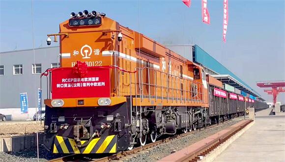 Neue Europa-Frachtroute für Güter aus Laos, Vietnam, Japan und andere RCEP-Länder in Shenyang eröffnetn                    Ein Zug mit Container-Fracht aus den Mitgliedsländern der Regional Comprehensive Economic Partnership (RCEP), darunter Laos, Vietnam und Japan, verließ am Samstagmorgen die Freihandelszone Chengtong Trade Port im Shenbei New District in Shenyang, der Hauptstadt der nordostchinesischen Provinz Liaoning.
