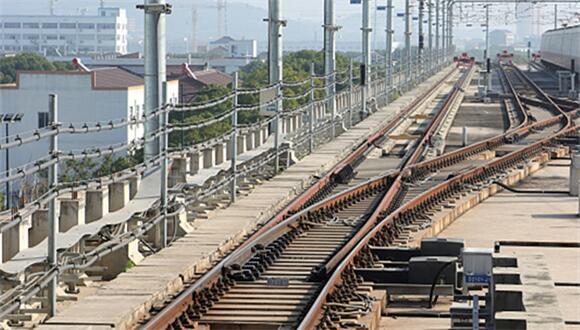Chinesische 50-Meter-Stahlschienen erstmals nach Europa exportiert                    Die 342 km lange Eisenbahn Ungarn-Serbien ist ein wichtiges BRI-Projekt (Belt & Road Initiative, Seidenstraßen-Initiative) in Europa, und zugleich das Vorzeigeprojekt in der Zusammenarbeit zwischen China und den mittel- und osteuropäischen Ländern. 