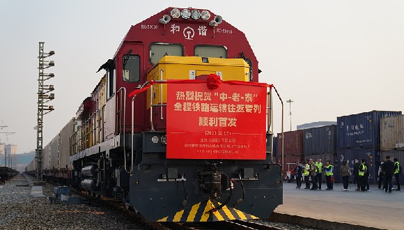 China-Laos-Thailand-Güterzug absolviert erste Schwerlast-Fahrt                    Ein grenzüberschreitender Kühlketten-Güterzug ist am Montag in Guangzhou in der südchinesischen Provinz Guangdong eingetroffen. Damit kam der Güterzug erstmals beladen mit schwerer Last über die China-Laos-Thailand-Strecke zurück nach China.