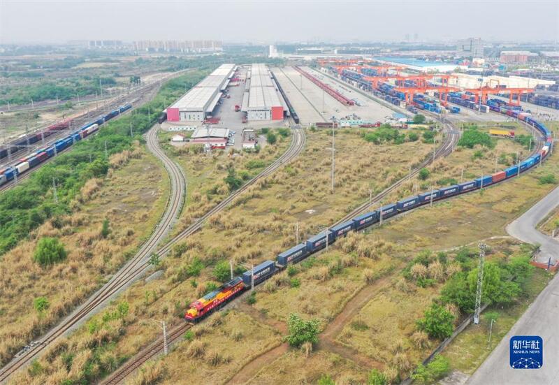 Der erste internationale Zug der französischen DPD-Post fährt von Chengdu ab