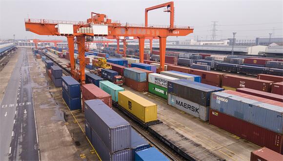 China-Europa-Güterzüge exportieren fast 10.000 TEU an Waren aus Shanghai                    Ein China-Europa-Güterzug, beladen mit 55 Containern, verließ am Samstag die Stadt Shanghai. Es war der 100. Zug, der auf der Strecke verkehrte, seit die chinesische Metropole im September 2021 den Güterzugverkehr zwischen China und Europa aufgenommen hat.