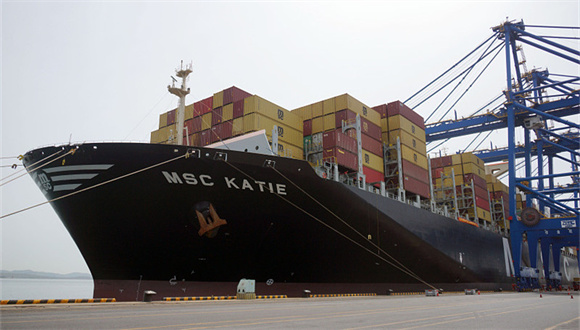 China eröffnet neue Container-Schifffahrts-Route von Dalian nach Europa                    Die MSC Katie verließ am Montag das Dalian Container Terminal in Richtung Westküste des Mittelmeers. Die Fahrt markiert den Start der ersten direkten Container-Schifffahrts-Route, die die nordöstliche Hafenstadt Dalian mit der mediterranen Region verbindet.