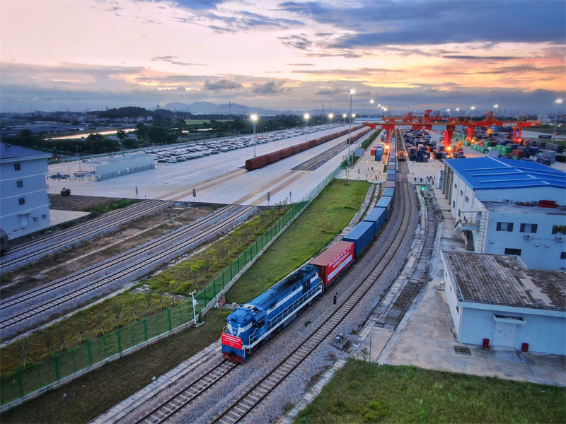 Multimodaler Güterzug zwischen China, Kirgisistan und Usbekistan geht in Betrieb