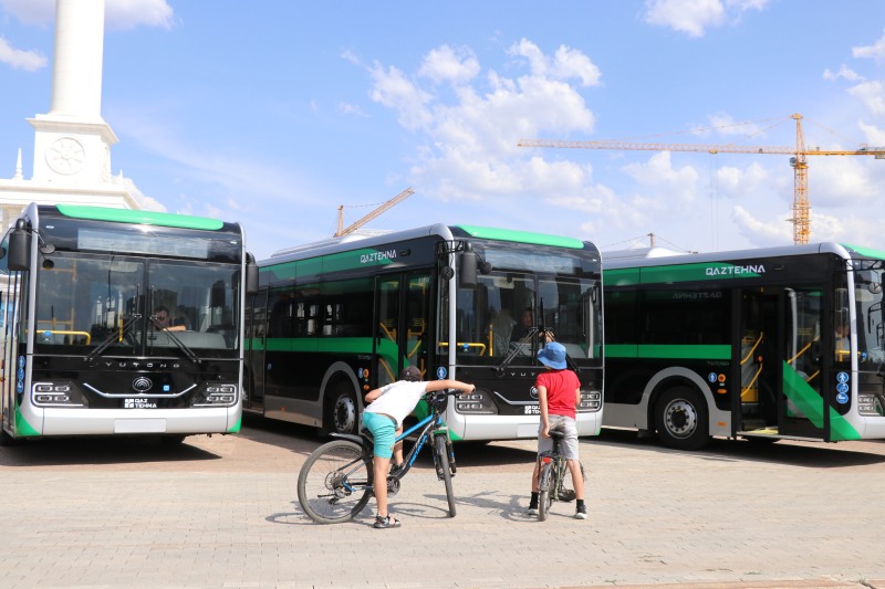 In China produzierte Busse nach Kasachstan geliefert