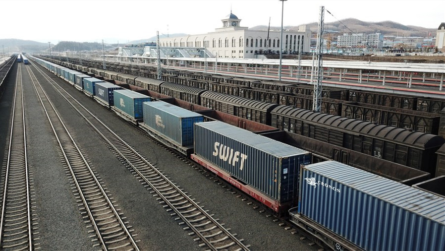 Hafen in Nordostchina verbucht 2.290 Güterzugfahrten auf der Strecke China-Europa                    Der nordostchinesische Hafen von Suifenhe an der chinesisch-russischen Grenze hat laut Angaben örtlicher Behörden insgesamt 2.290 Güterzüge auf der Strecke China-Europa abgefertigt.