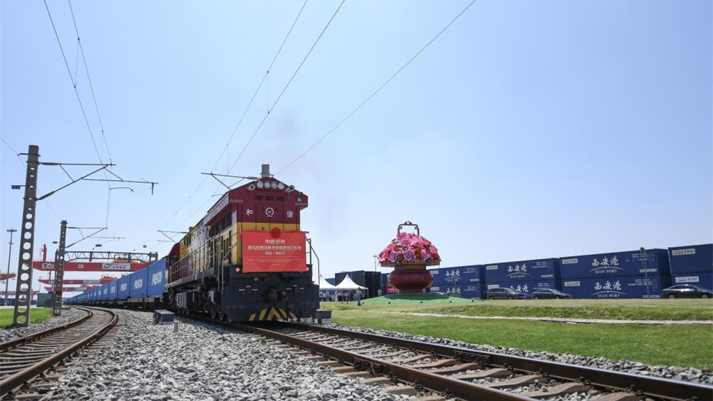 Neuer Güterzug auf der Strecke China-Europa in Xi´an eingeweiht                    Am Donnerstag wurde in Xi´an, der Hauptstadt der nordwestchinesischen Provinz Shaanxi, ein Güterzug eingeweiht, der auf der Strecke China-Europa fotovoltaische Komponenten nach Usbekistan transportiert.