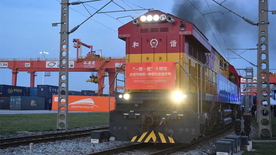 Xi'an International Port hat sich zu einem internationalen logistischen Knotenpunkt für Güterzüge zwischen China und Europa entwickelt                    Der Chang'an-China-Europa-Güterzugdienst wurde 2013 ins Leben gerufen, als China Seidenstraßen-Initiative (Belt and Road Initiative, BRI) initiierte.