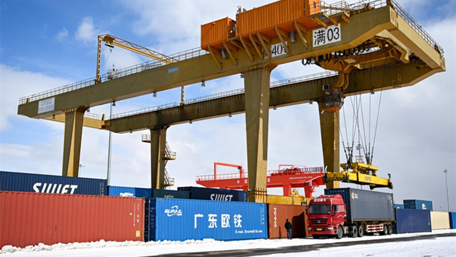 Manzhouli fertigt im Jahr 2023 mehr als 5000 Güterzüge zwischen China und Europa ab                    Manzhouli, Chinas größter Container-Umschlagplatz, in China auch als „Landhafen“ bezeichnet, fertigte im Jahr 2023 genau 5.001 Güterzüge zwischen China und Europa ab. Das entspricht einem Anstieg bei den Güterzugfahrten von drei Prozent im Vergleich zum Jahr 2022, teilte die China Railway Harbin Bureau Group Co., Ltd. mit.