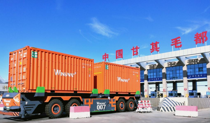 Grenzhafen zwischen China und der Mongolei verzeichnet rekordhohes Gütervolumen im Jahr 2023                    Das Gütervolumen des Hafens Ganqmod, des größten Autobahnhafens an der chinesisch-mongolischen Grenze, erreichte im Jahr 2023 37,86 Millionen Tonnen, 98,54 Prozent mehr als im Vorjahr, und erreichte damit einen Rekordwert seit der Eröffnung des Hafens.
