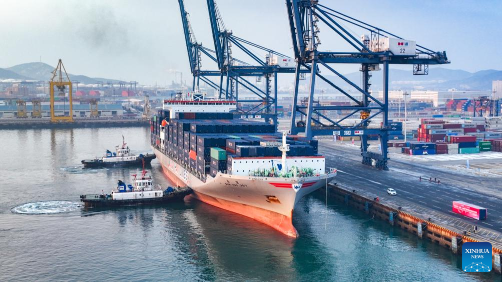 Hafen in Nordostchina eröffnet Containerschiffsroute nach Südamerika                    Ein Containerschiff mit dem Namen „WAN HAI 357“ traf am Dienstag im Hafen von Dalian in der nordostchinesischen Provinz Liaoning ein. Damit wurde zwischen dem Hafen und der Westküste Südamerikas eine regelmäßige Containerschiffsroute eröffnet.