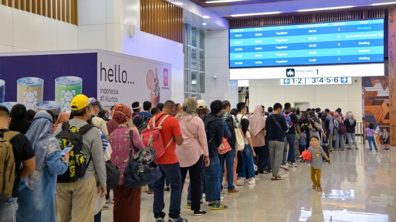 Jakarta-Bandung-Bahn befördert während der Jahresferien über 220.000 Passagiere                    Die Hochgeschwindigkeitsstrecke Jakarta-Bandung (HSR), die erste ihrer Art in Südostasien, hat während eines 12-tägigen Urlaubs zum Jahresende vom 22. Dezember bis zum 2. Januar bei 576 Fahrten insgesamt 220.227 Passagiere befördert.