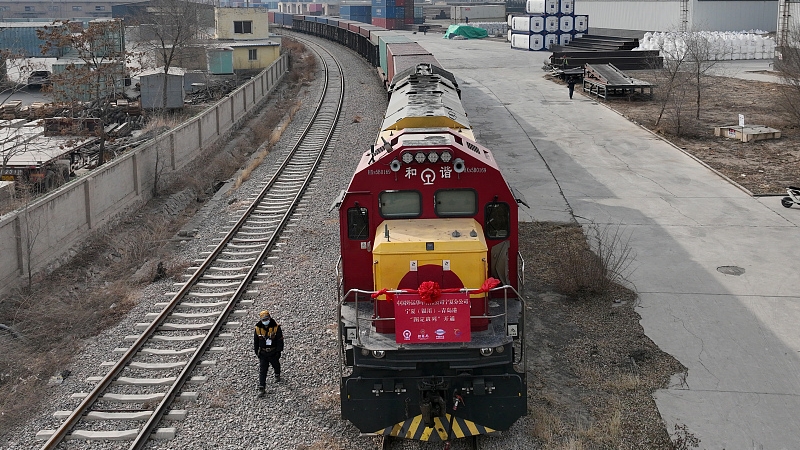Intermodaler Verkehr erleichtert Handel in der nordwestchinesischen Stadt Yinchuan                    Ein Zug mit Frachtcontainern verließ am Montag Yinchuan, die Hauptstadt des nordwestchinesischen Autonomen Gebiets Ningxia der Hui-Nationalität.