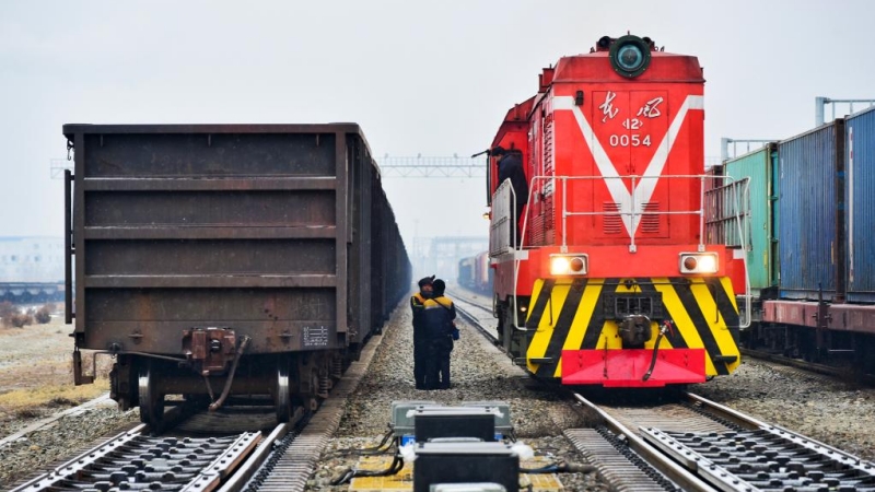 Zwei große Eisenbahn-Drehkreuze in Xinjiang fertigen über 70.000 Züge zwischen China und Europa ab                    Der Alataw-Pass und das Eisenbahn-Drehkreuz von Horgos, zwei große Container-Umschlagplätze im nordwestchinesischen Uigurischen Autonomen Gebiet Xinjiang haben seit ihrer Inbetriebnahme mehr als 70.000 Güterzüge zwischen China und Europa abgefertigt.