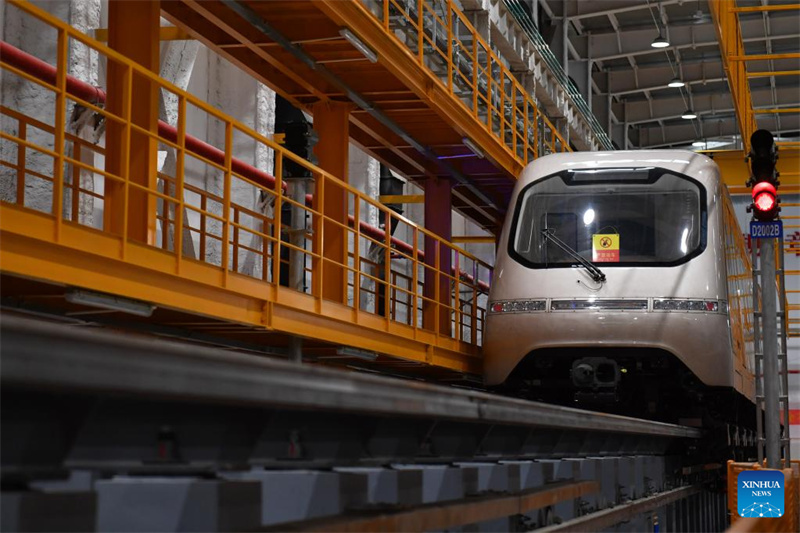 Magnetschwebebahn mit Aussicht zieht Besucher nach Fenghuang in Hunan