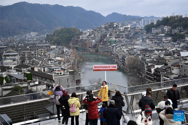 Magnetschwebebahn mit Aussicht zieht Besucher nach Fenghuang in Hunan