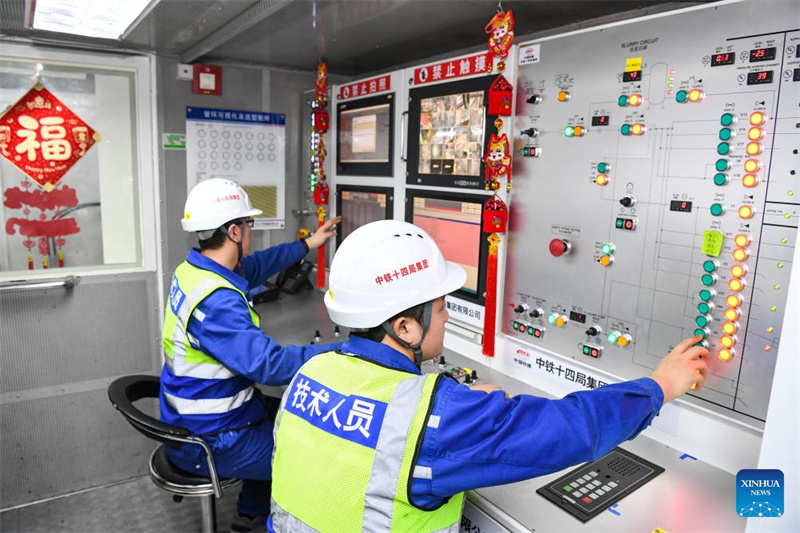 Arbeiter bleiben vor dem Frühlingsfest auf ihrem Posten und beschleunigen den Tunnelbau