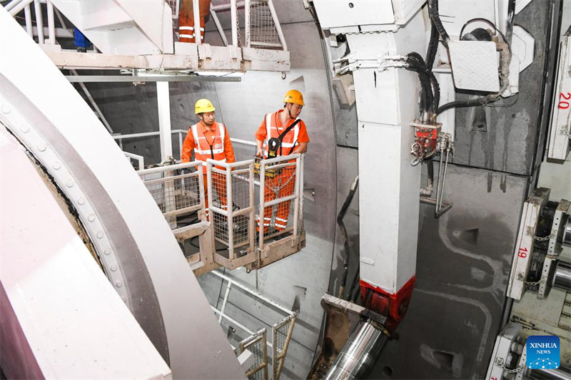 Arbeiter bleiben vor dem Frühlingsfest auf ihrem Posten und beschleunigen den Tunnelbau