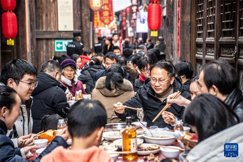 Kilometer langes Bankett zum diesjährigen Frühlingsfest in Chongqing