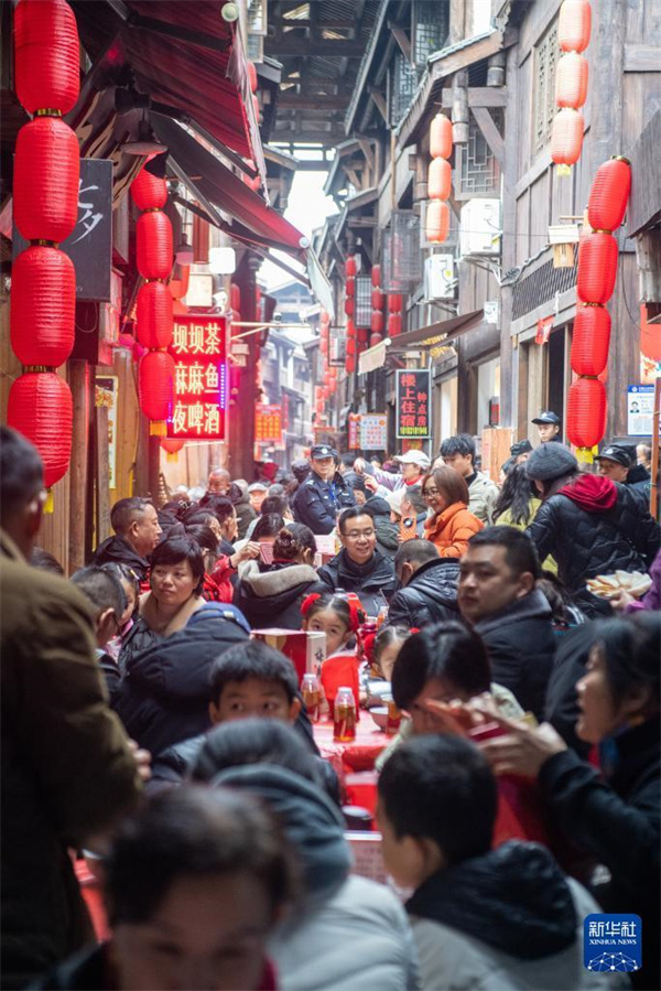 Kilometer langes Bankett zum diesjährigen Frühlingsfest in Chongqing