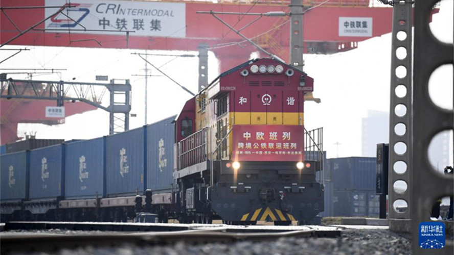 Bereits über 700 China-Europa-Güterzüge in diesem Jahr von Xi'an abgefahren                    Ein China-Europa-Güterzug fuhr am Dienstag vom internationalen Hafenbahnhof Xi'an in Xi'an in der nordwestchinesischen Provinz Shaanxi ab. Dieser Zug verbindet die Städte Hanoi (Vietnam), Xi'an (China) und Budapest (Ungarn) miteinander.