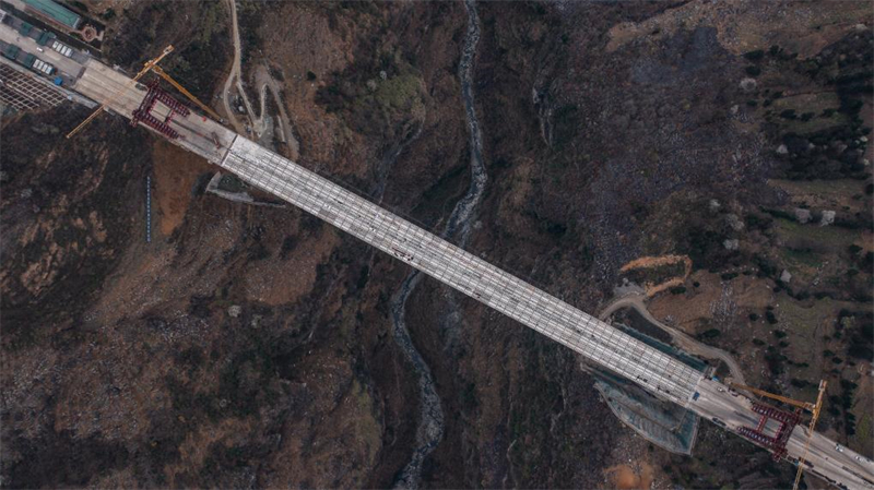 Baishuihe-Brücke wird auf der Nayong-Qinglong-Autobahn in Südwestchina errichtet