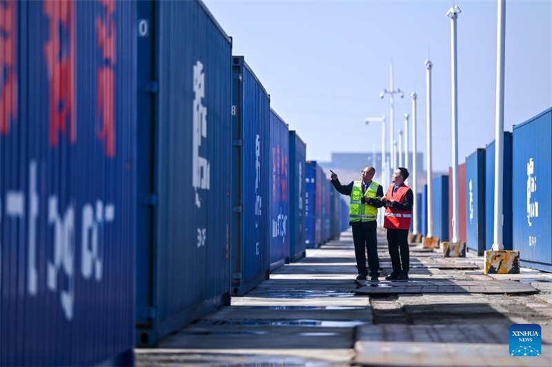 Einblick in internationales Eisenbahn-Logistikzentrum in der Inneren Mongolei