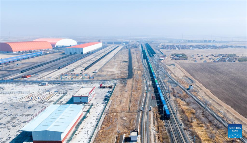 Einblick in internationales Eisenbahn-Logistikzentrum in der Inneren Mongolei