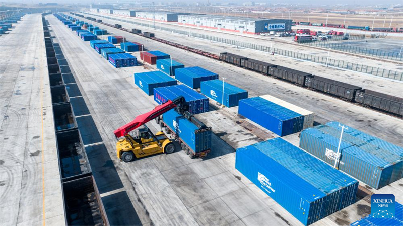 Einblick in internationales Eisenbahn-Logistikzentrum in der Inneren Mongolei