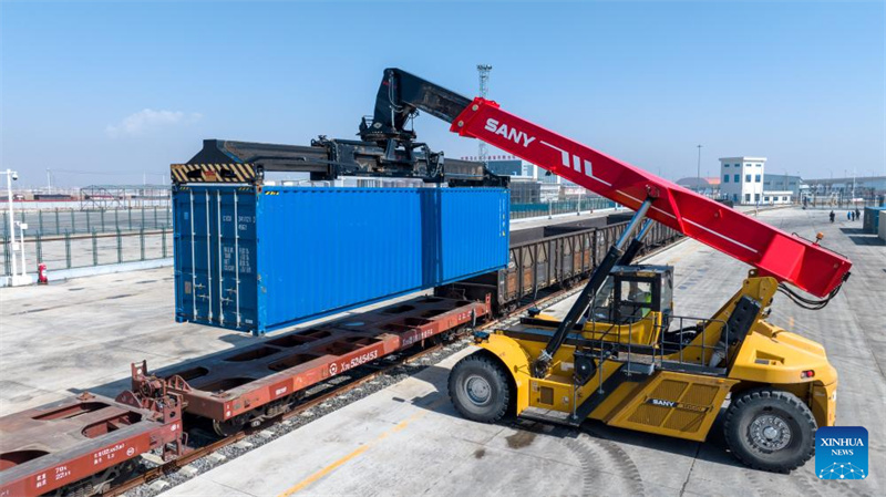 Einblick in internationales Eisenbahn-Logistikzentrum in der Inneren Mongolei