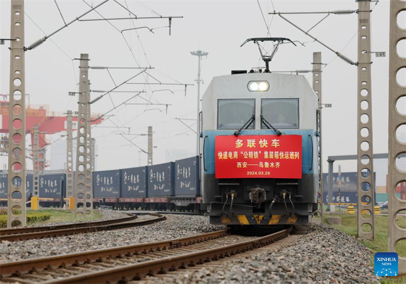 Güterzugdienst für E-Commerce zwischen Xi'an und Urumqi läuft an                    Der intermodale Expresszug X387 mit Ziel Urumqi in der nordwestchinesischen Uigurischen Autonomen Region Xinjiang verließ Xi'an am Dienstag. Damit wurde der reguläre Güterzugverkehr für E-Commerce-Güter zwischen den beiden Städten offiziell aufgenommen. 