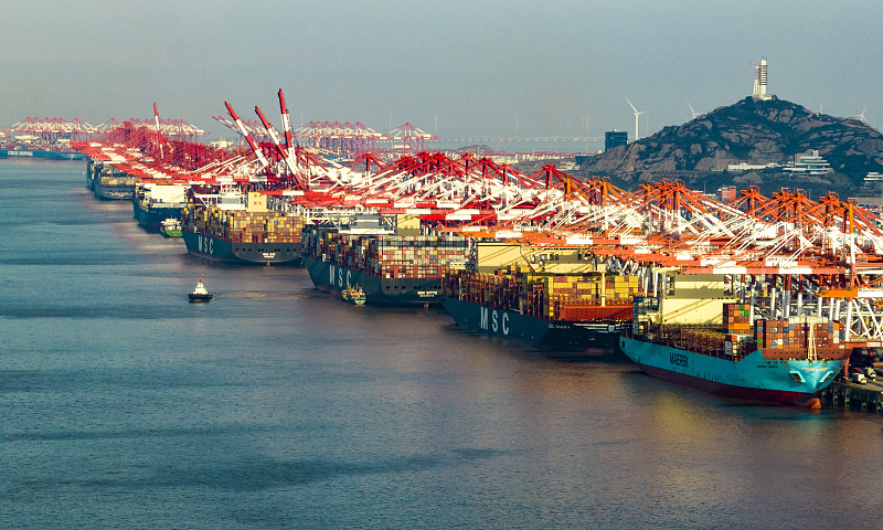 Hafen von Shanghai bleibt mit Rekorddurchsatz in 2023 der verkehrsreichste der Welt                    Der Hafen von Shanghai bleibt auch im Jahr 2023 zum 14. Mal in Folge mit insgesamt 49,158 Millionen Standardcontainern (TEU) der verkehrsreichste Containerhafen der Welt, wie auf einer Pressekonferenz in Shanghai am Donnerstag bekannt gegeben wurde.