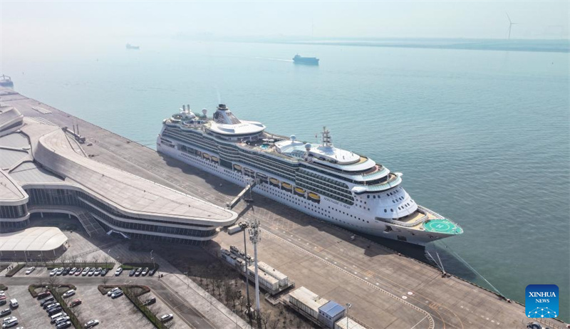 Internationales Kreuzfahrtschiff mit über 1.800 Touristen an Bord legt im chinesischen Tianjin an