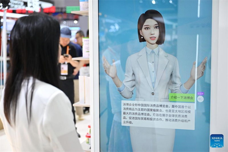 KI-Produkte faszinieren Besucher auf der Konsumgüterexpo in Hainan