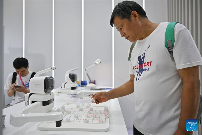 KI-Produkte faszinieren Besucher auf der Konsumgüterexpo in Hainan