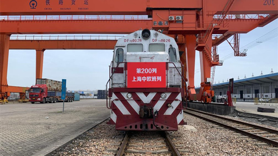 Shanghai fertigt 200 Güterzüge zwischen China und Europa ab                    Ein China-Europa-Güterzug mit 110 Standardcontainern verlässt am 19. April 2024 den Bahnhof Minhang im ostchinesischen Shanghai. Es war der 200. Güterzug, der seit der Aufnahme des China-Europa-Güterzugdienstes im September 2021 in Shanghai abgefertigt wurde.